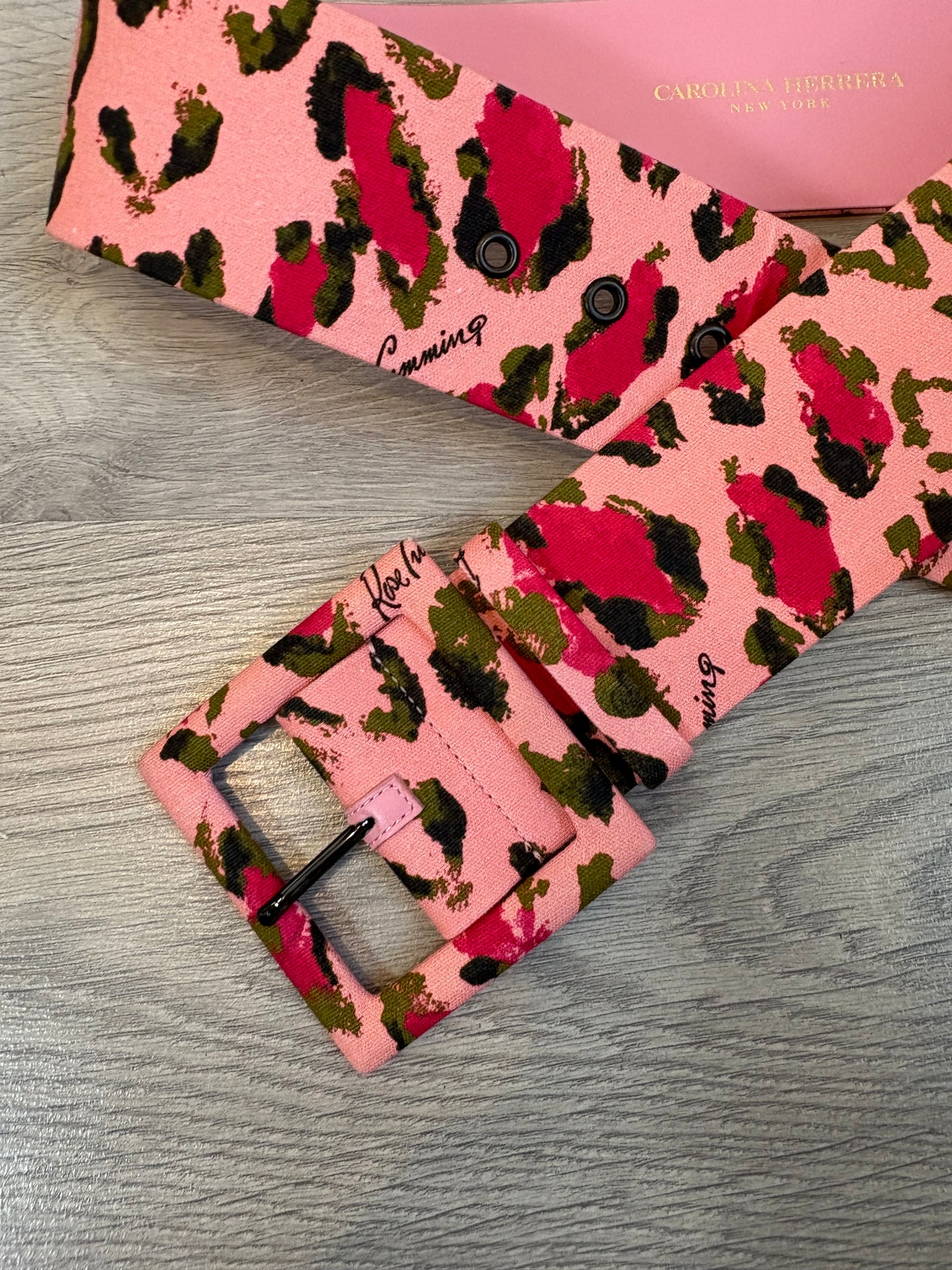 CAROLINA HERRERA . Cinturón rosa estampado