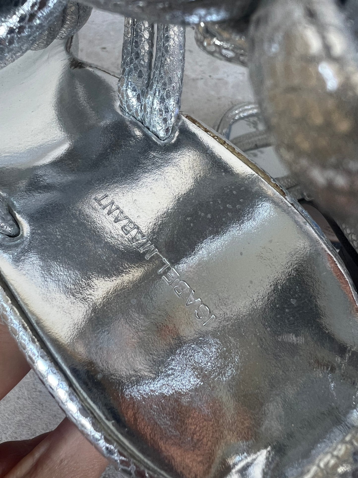 ISABEL MARANT. Sandalia plateada tiras T 39