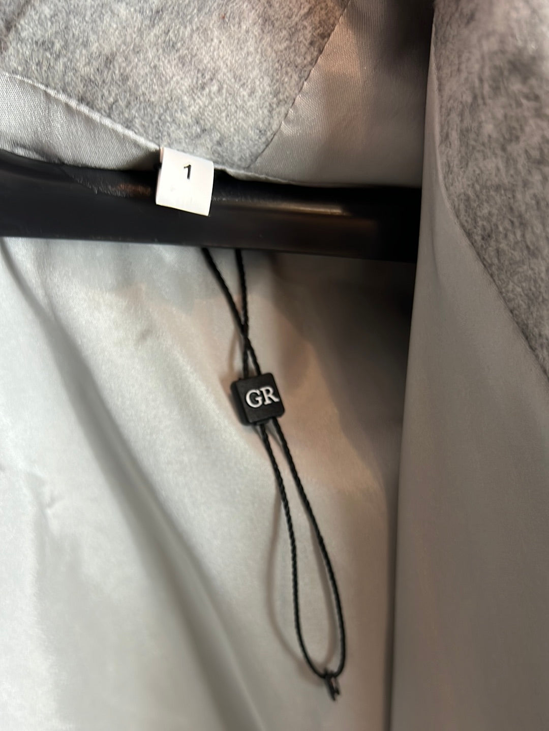 GEORGES RECH. Total look gris jaspeado y flecos en piel. T 36