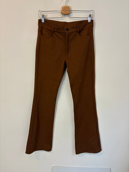 VILAGALLO. Pantalón ligeramente acampanado marrón