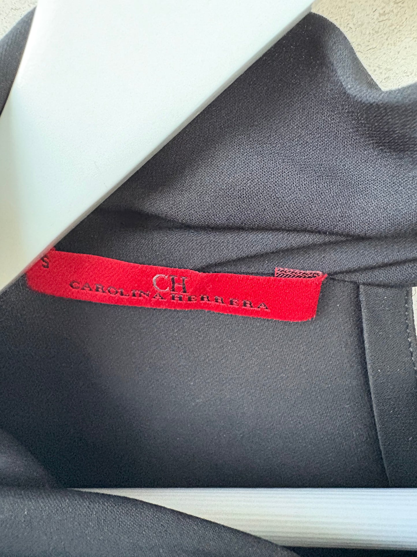 CAROLINA HERRERA. Blusa negra seda