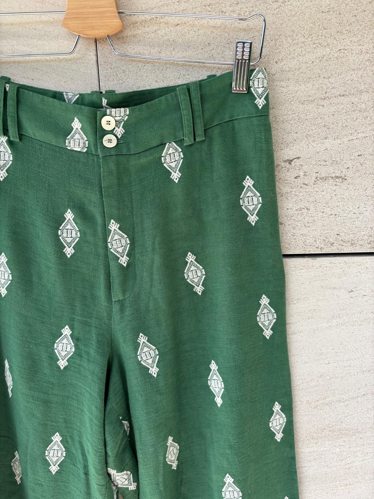 ZARA. Pantalón verde bordados con lino