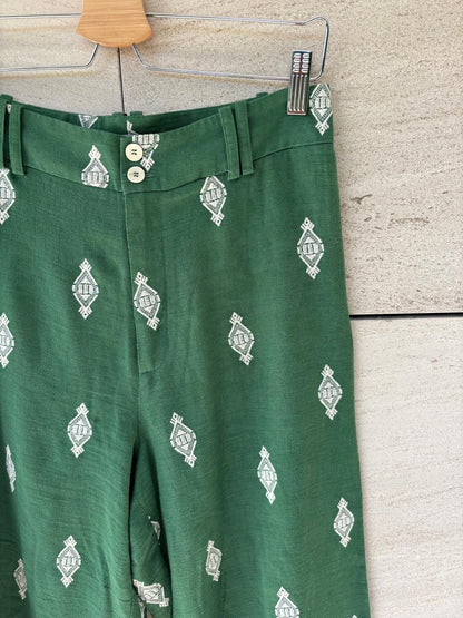 ZARA. Pantalón verde bordados con lino