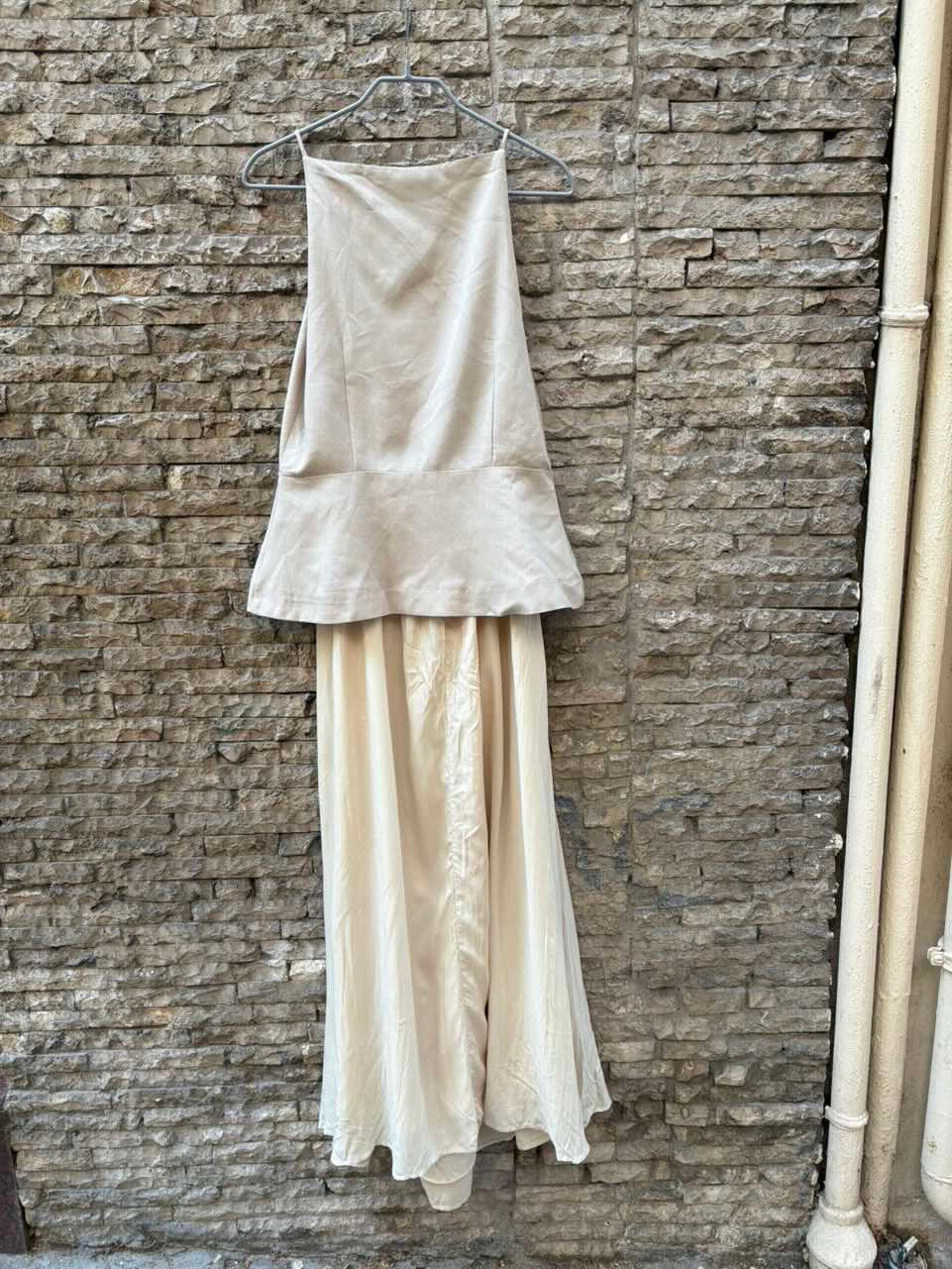 ZARA. Vestido largo beige texturas