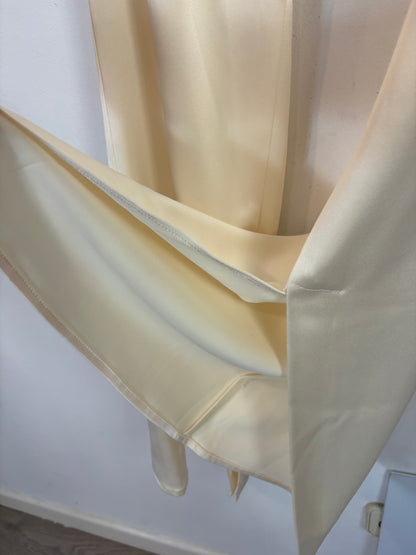 BIMANI. Traje de chaqueta marfil satinado