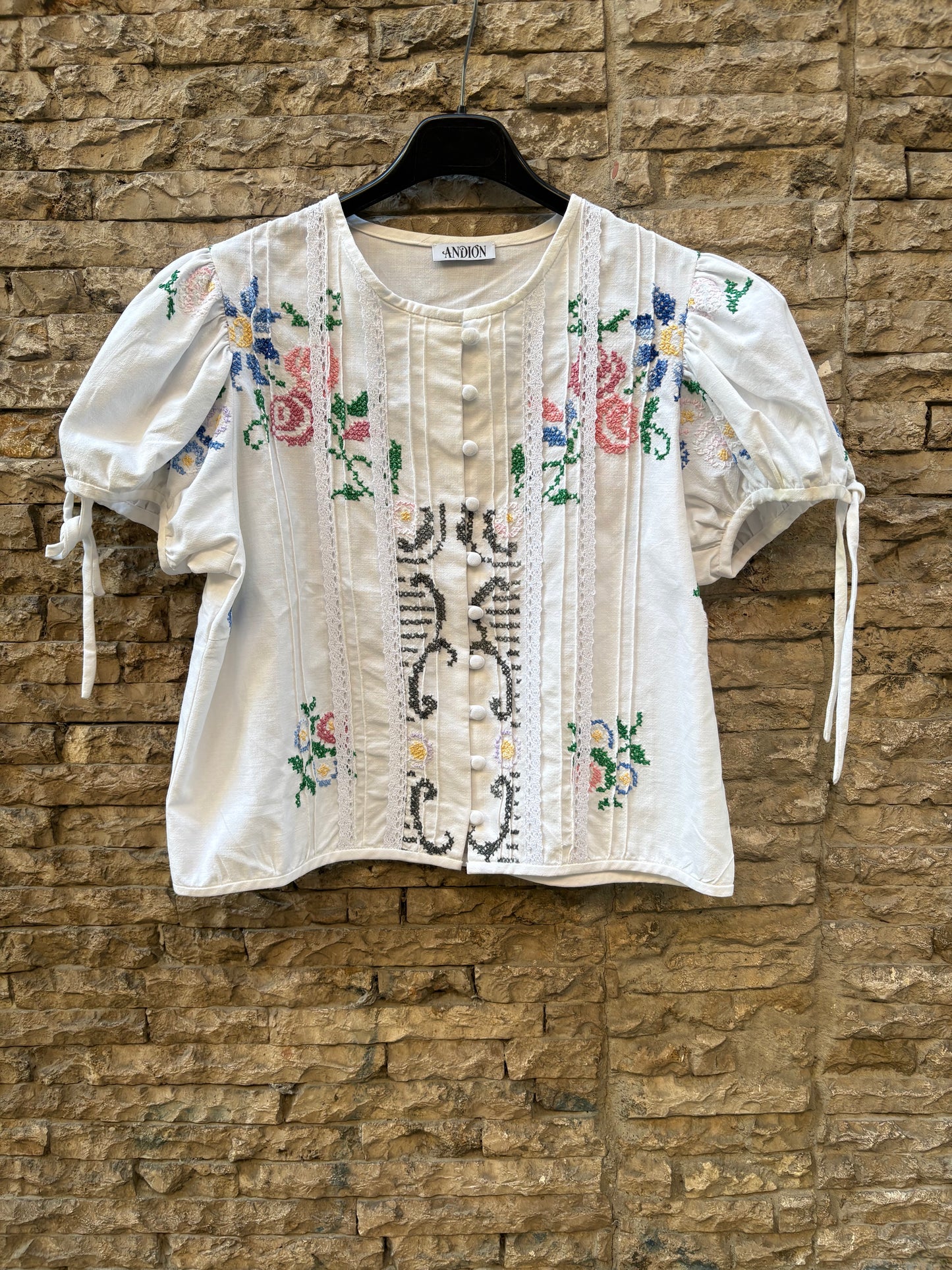 ANDION. Blusa blanca bordada a mano