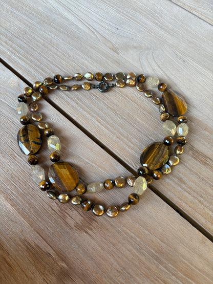 OTRAS. Collar doble vuelta piedras color tierra