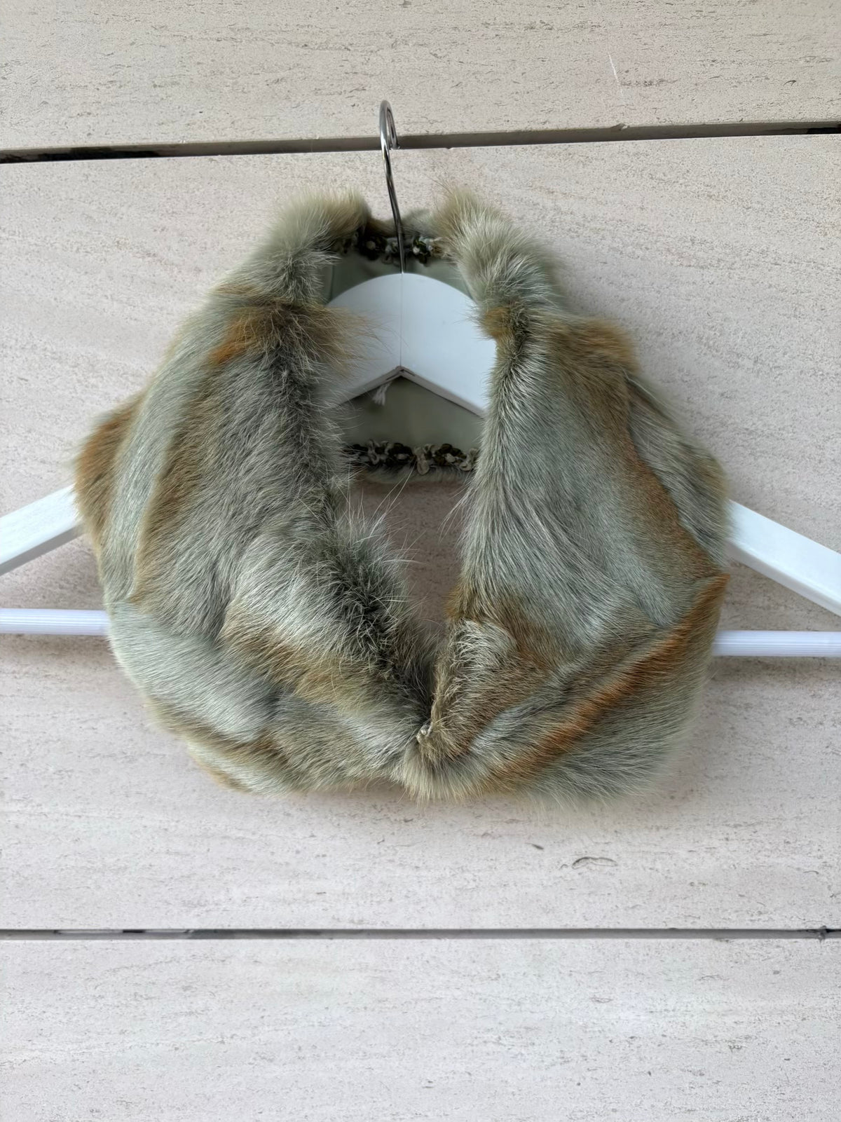 ANNE DEE GOLDIN. Cuello pelo natural