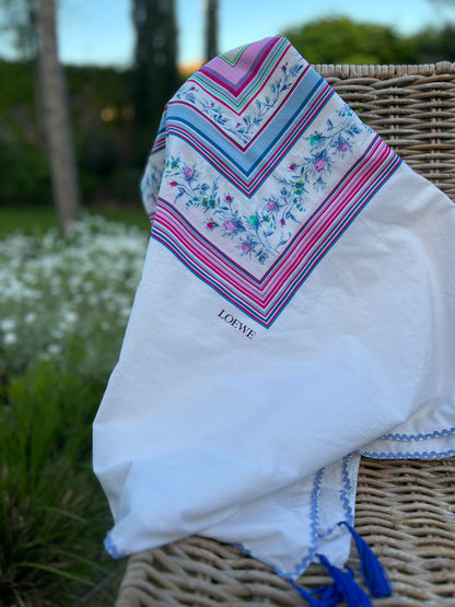 LOEWE. Pañuelo blanco estampado