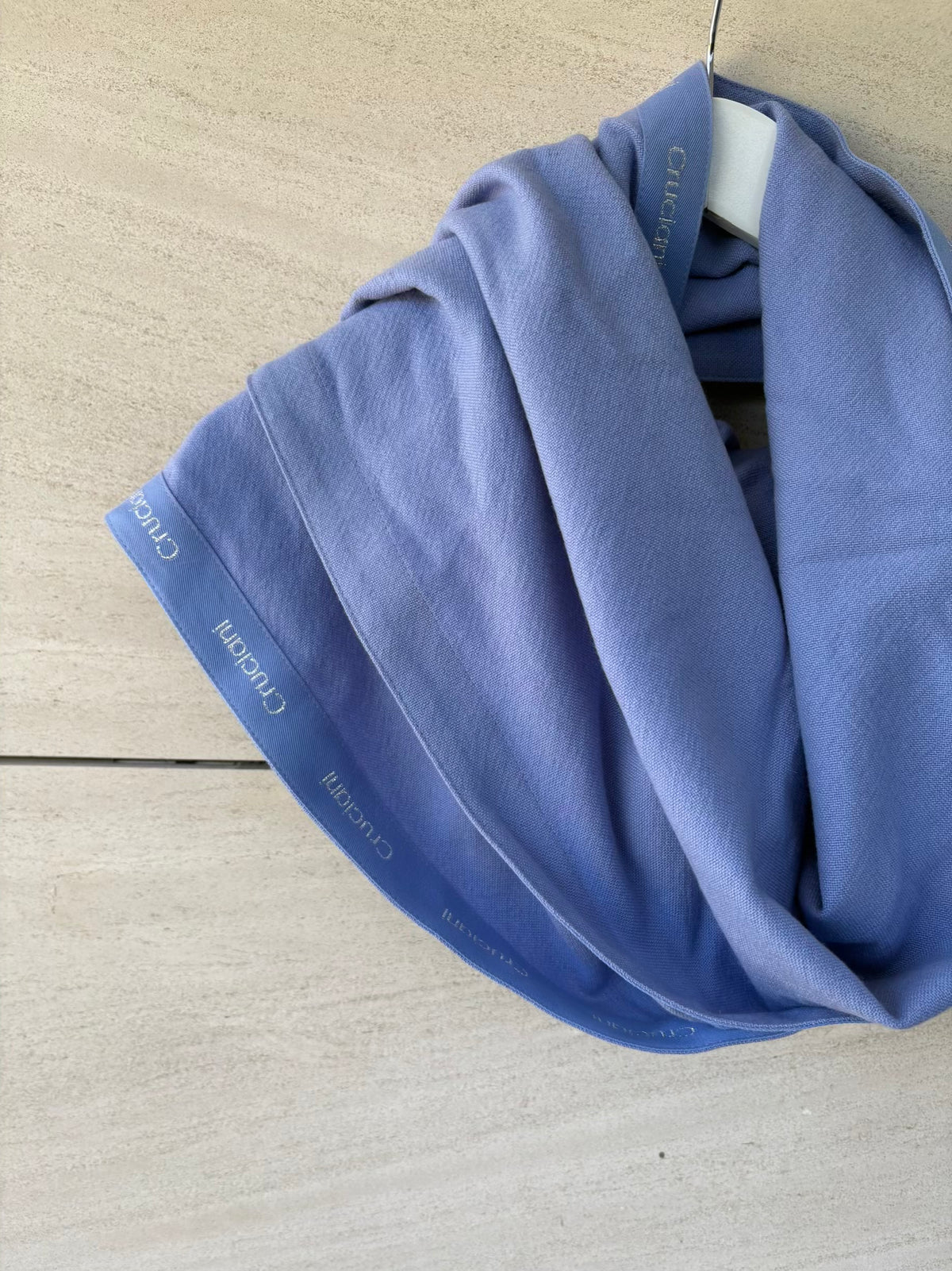 CRUCIANI. Bufanda 100% cashmere azul claro logo