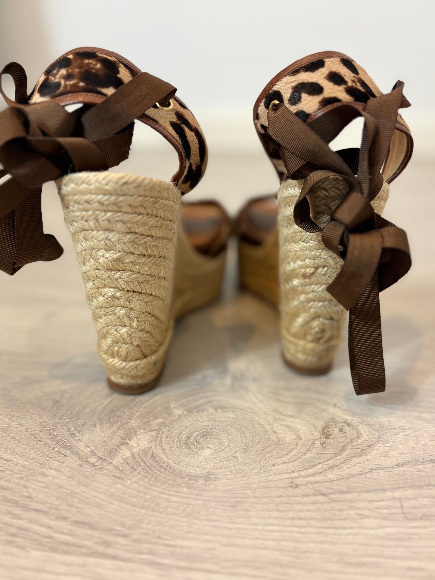 DOLCE & GABBANA. Cuñas animal print piel. T38