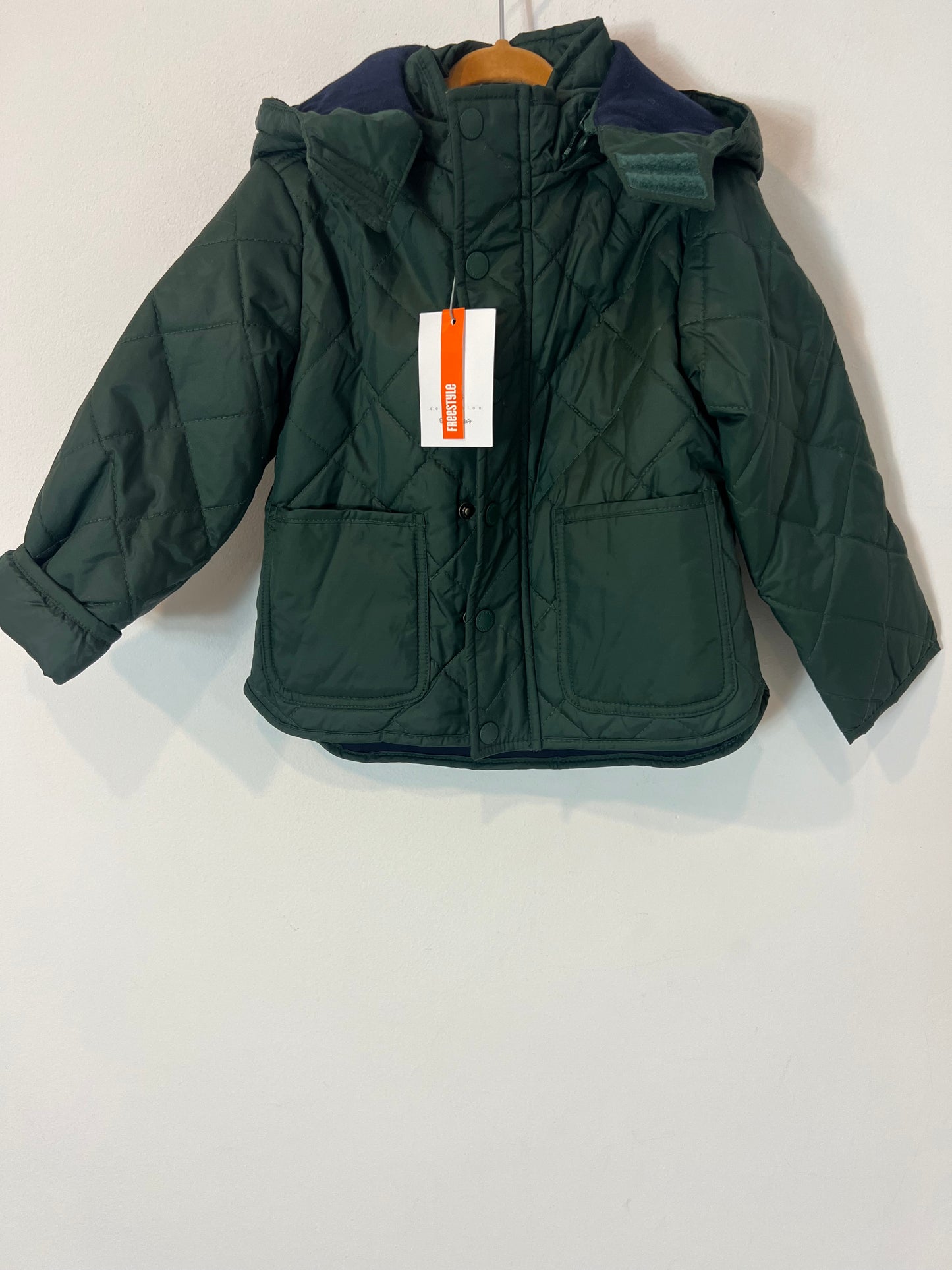 FREESTYLE. Abrigo verde acolchado. T 4 años