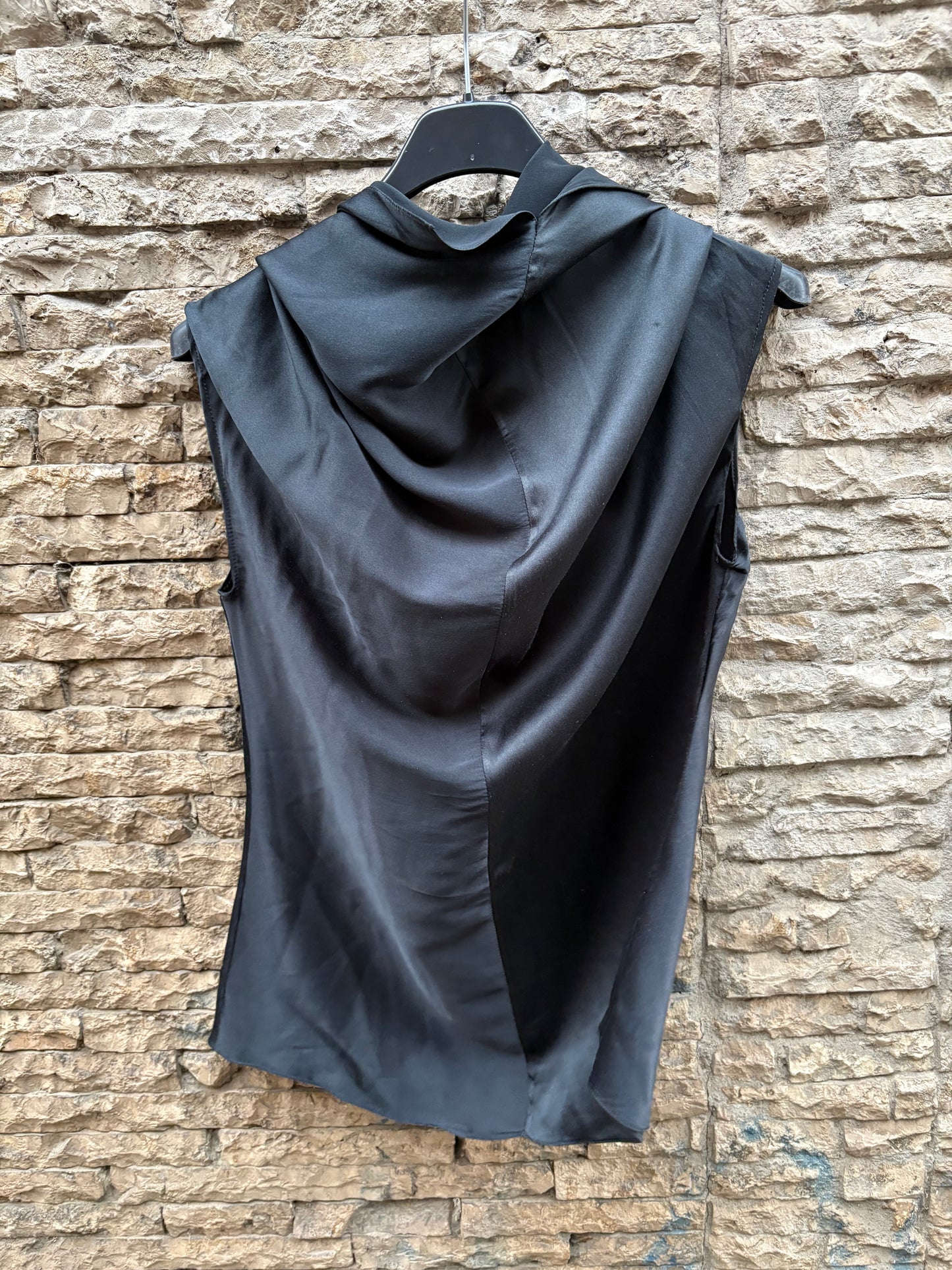 JANTAMINIAU. Top negro seda detalle cuello