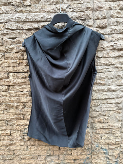 JANTAMINIAU. Top negro seda detalle cuello