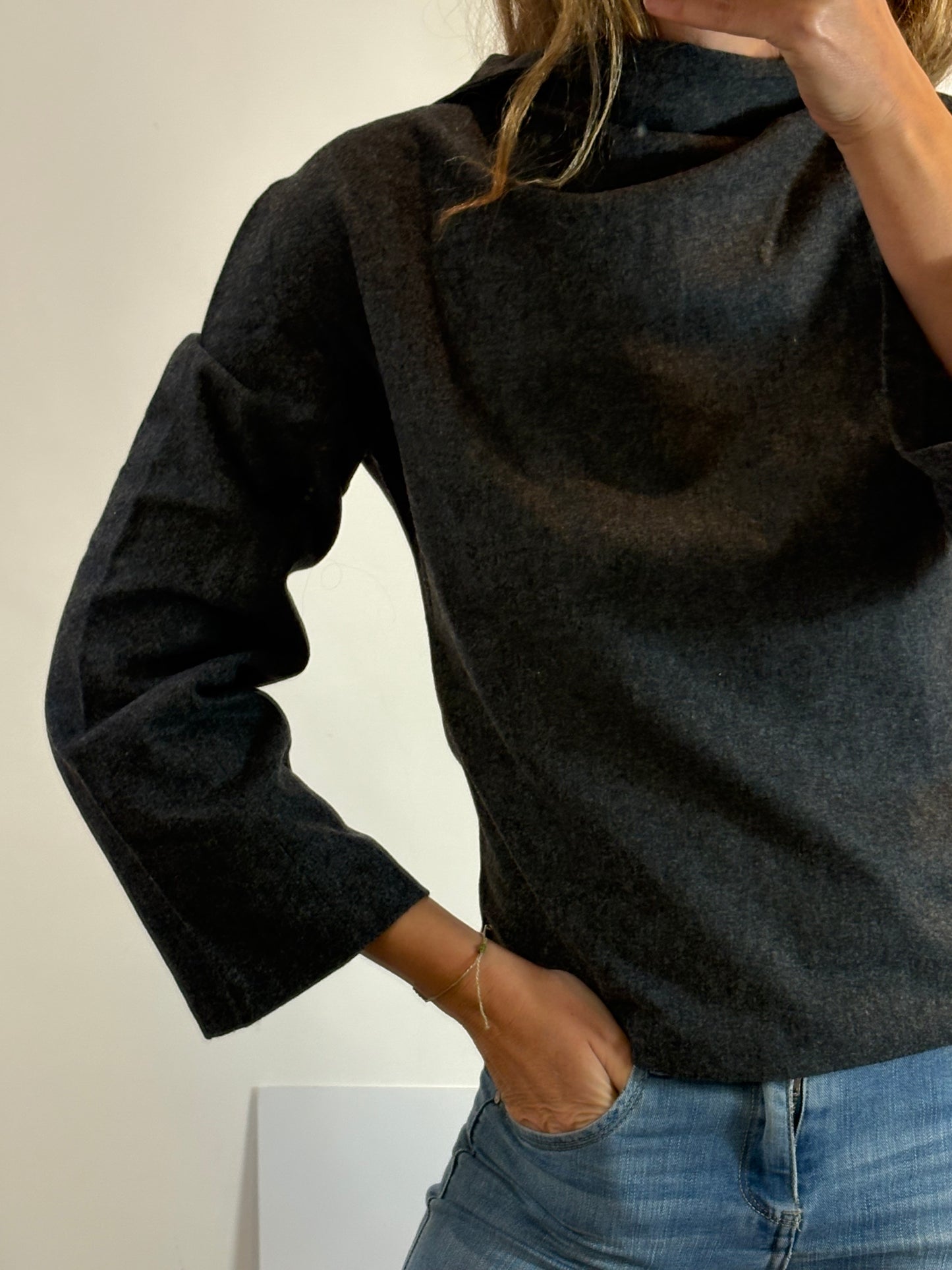 ZARA. Top gris fruncido con lana