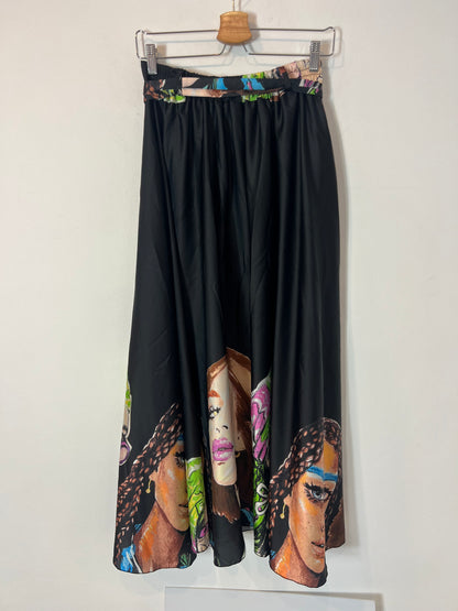 OTRAS. Falda larga fluida estampado caras. T M