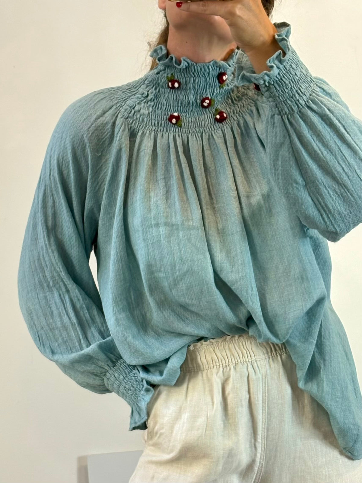 JO SEPHINE. Blusa azul fluida detalle cuello 💕