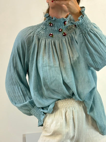 JO SEPHINE. Blusa azul fluida detalle cuello 💕