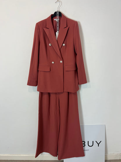 BRUNA. Total dark pink look with details. TS