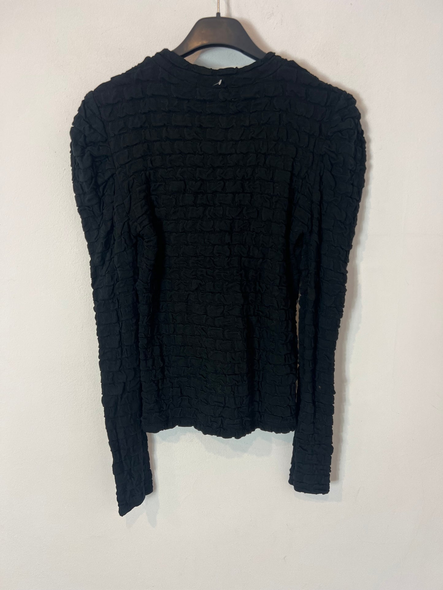 OTRAS. Top negro textura detalle hombro. T S