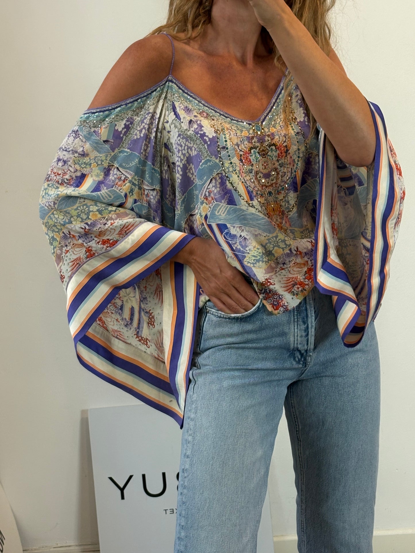 CAMILLA. Top seda estampado y pedrería