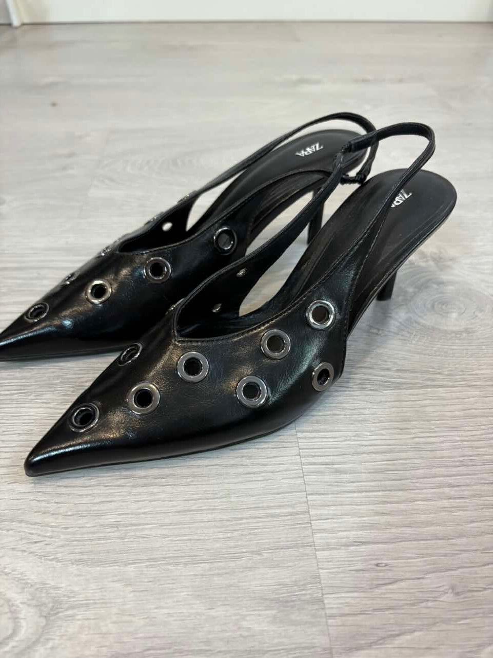 ZARA. Tacones destalonado tachuelas piel. T 38