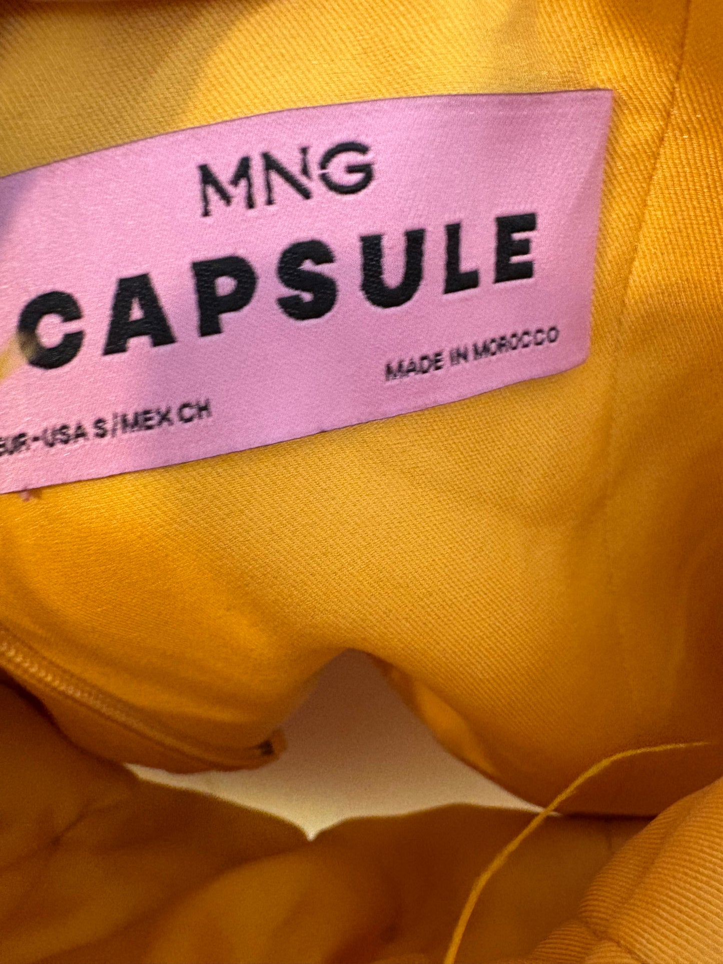 MANGO. Total look satinado plumas