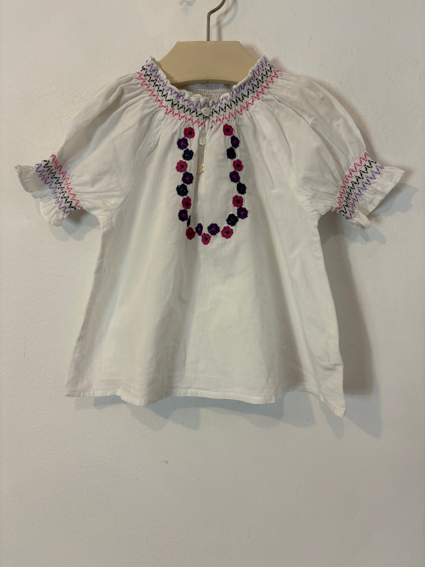 NÍCOLI.  Blusa blanca bordados