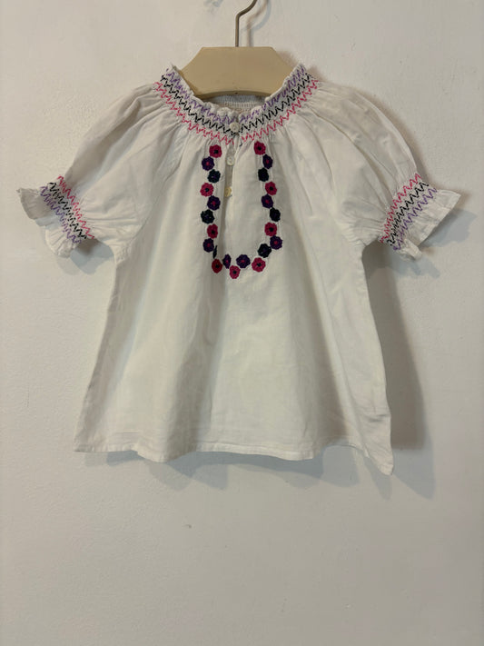 NÍCOLI.  Blusa blanca bordados