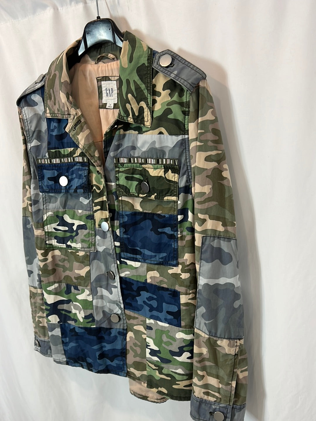 GAP. Chaqueta estampada bolsillos. T M
