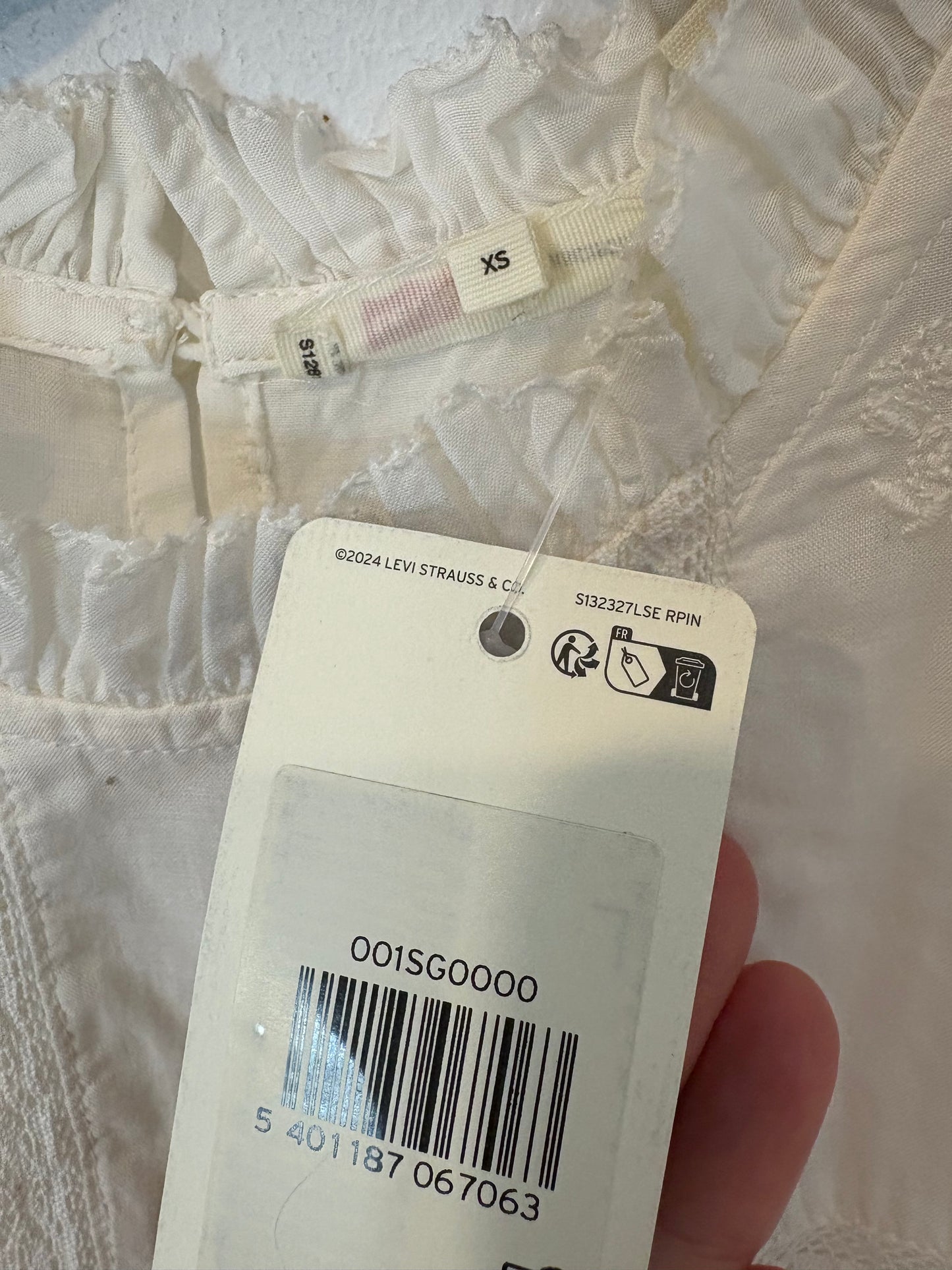 LEVI´S. Blusa blanca bordados