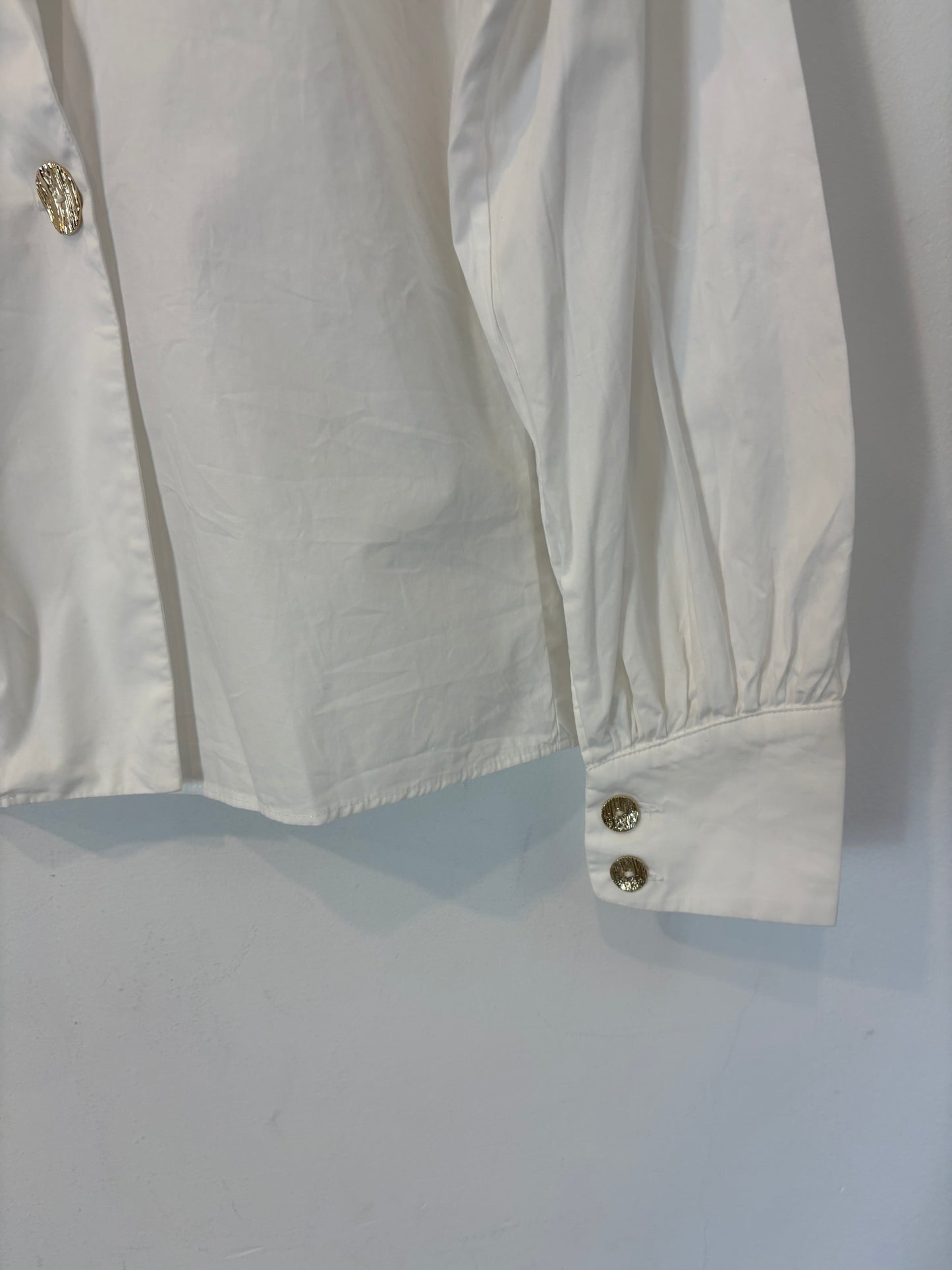 JULISE MAGON. White puff-sleeved shirt. TS