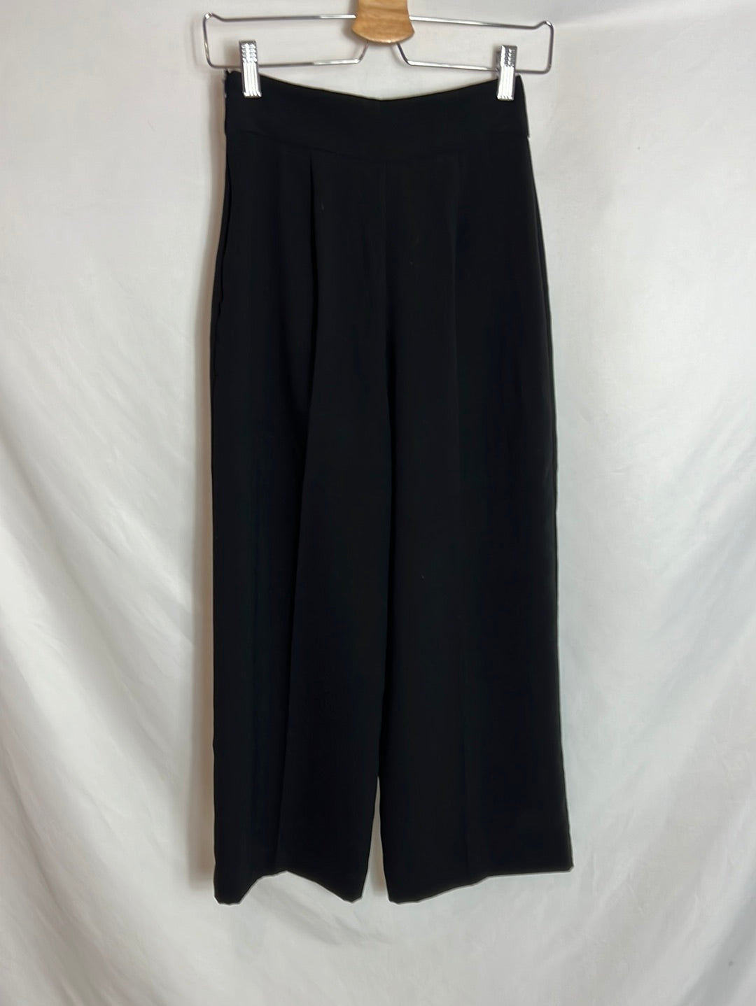 ZARA. Pantalón negro fluido culotte. T XS