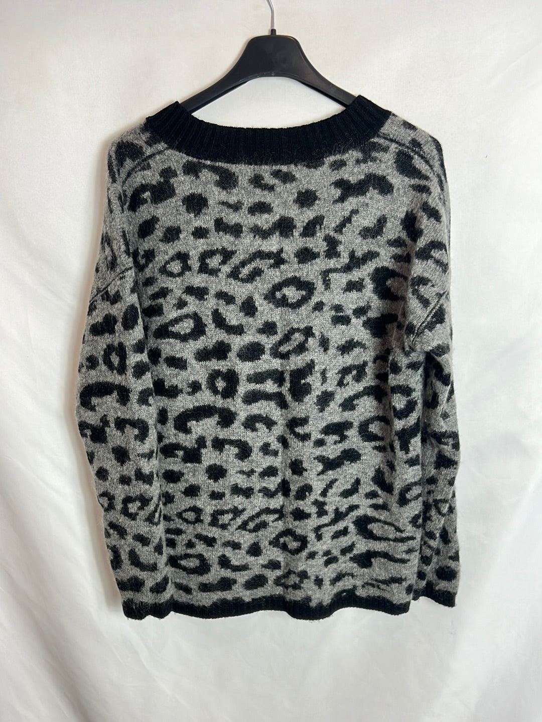 MASSIMO DUTTI. Jersey gris y negro cuello pico. T XS