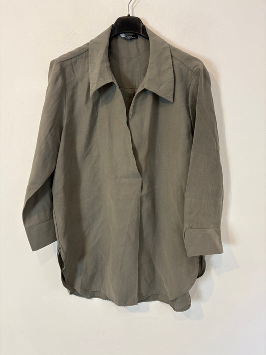 PARFOIS. Blusa verde fluida cuello pico
