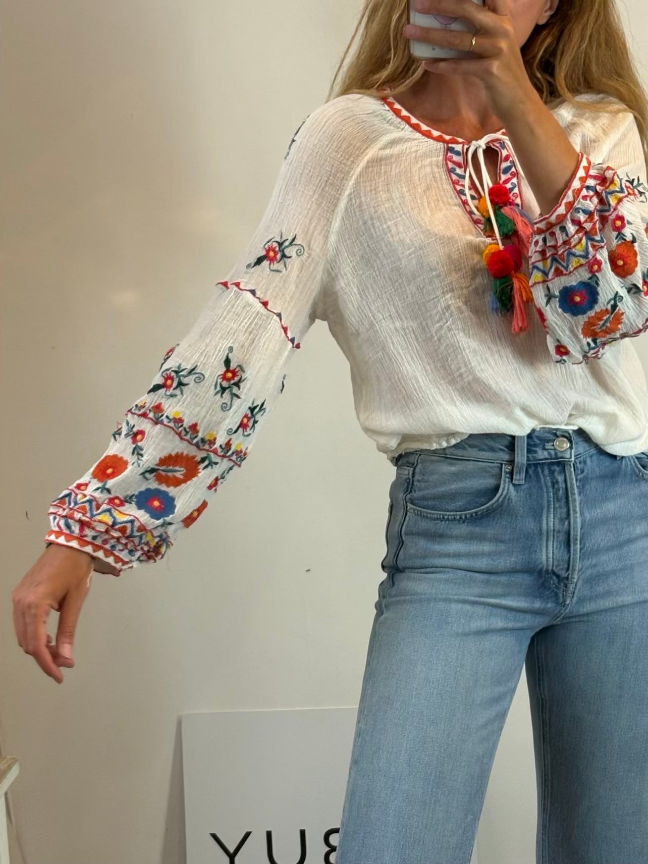 ZARA. Blusa blanca bordados colores