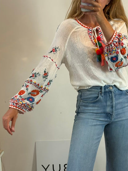 ZARA. Blusa blanca bordados colores