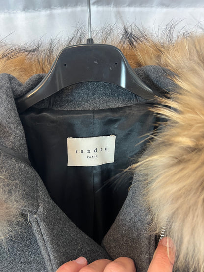 SANDRO. Trenca gris con pelo en capucha T.38