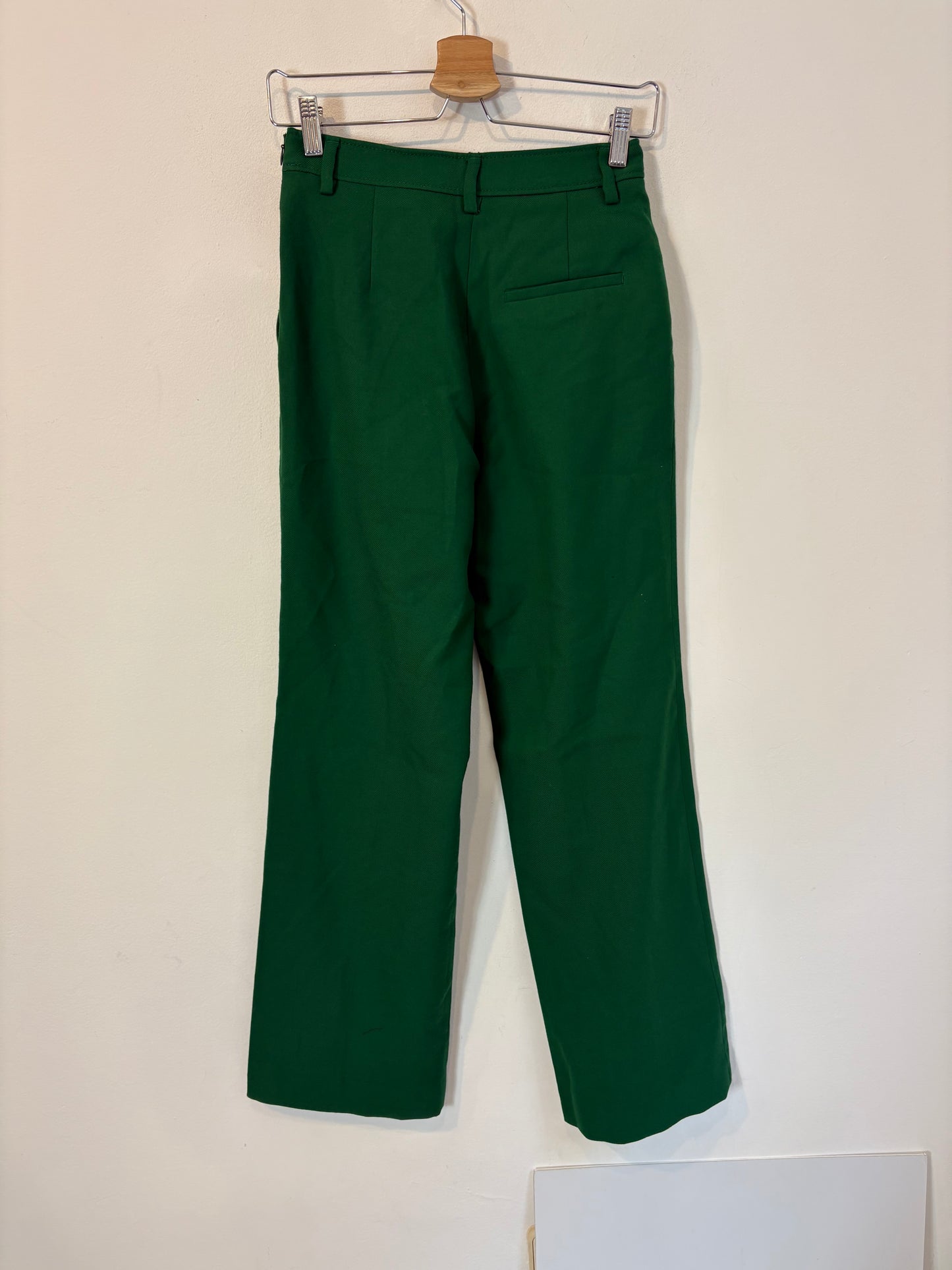 ZARA. Traje de chaqueta verde doble botonadura