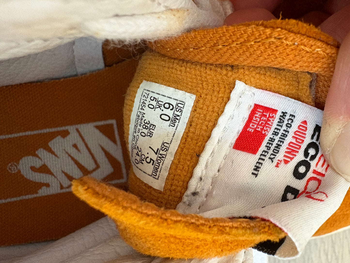 VANS. Zapatillas mostaza altas. T 38