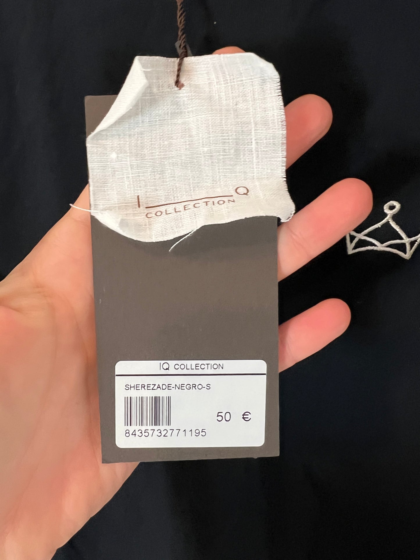 IQ. Camiseta negra detalle espalda. T S