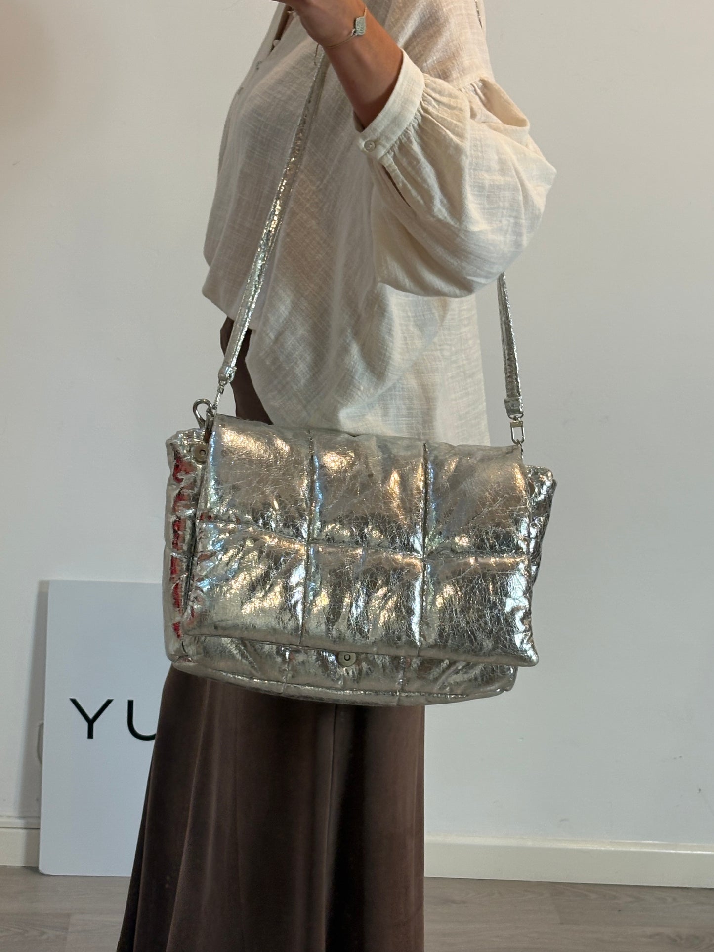 STAND STUDIO. Bolso plateado acolchado