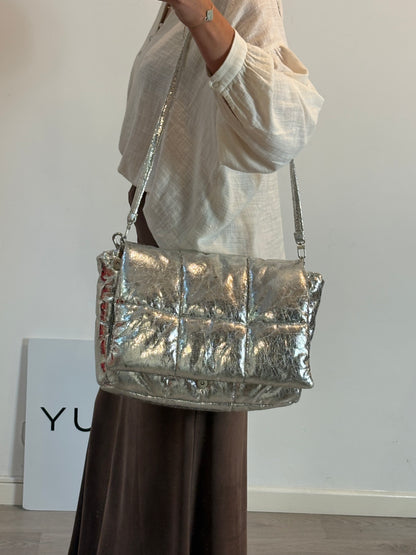 STAND STUDIO. Bolso plateado acolchado
