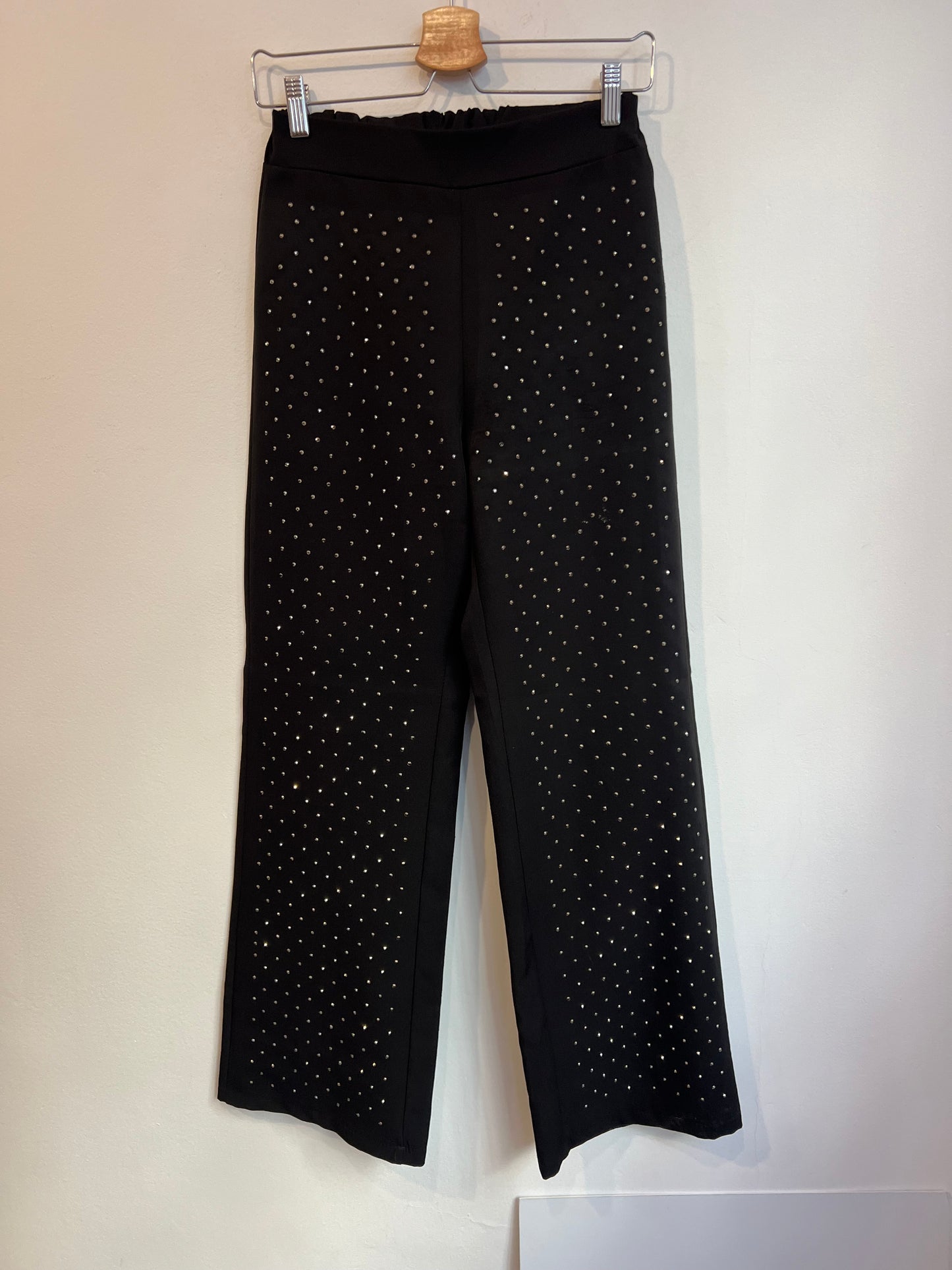 OTRAS. Pantalón negro detalle tachuelas. T S