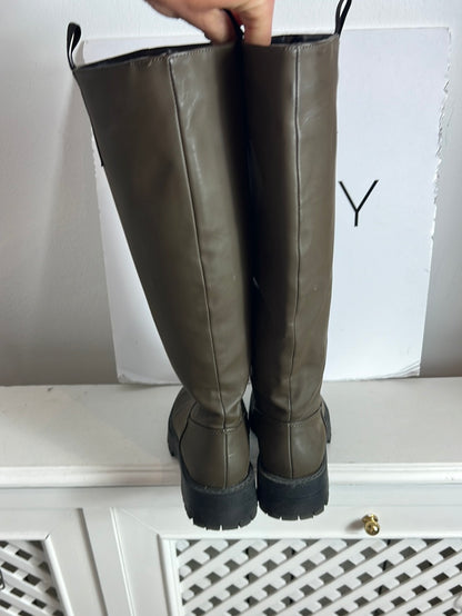 PULL&BEAR . Botas latas verdes. T 37