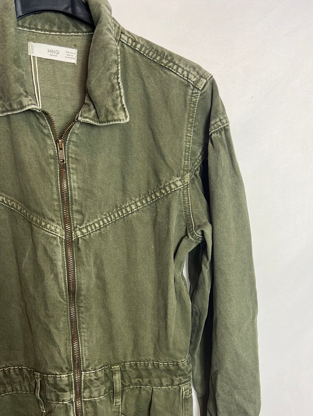 MANGO. Mono denim verde efecto desgastado. T S