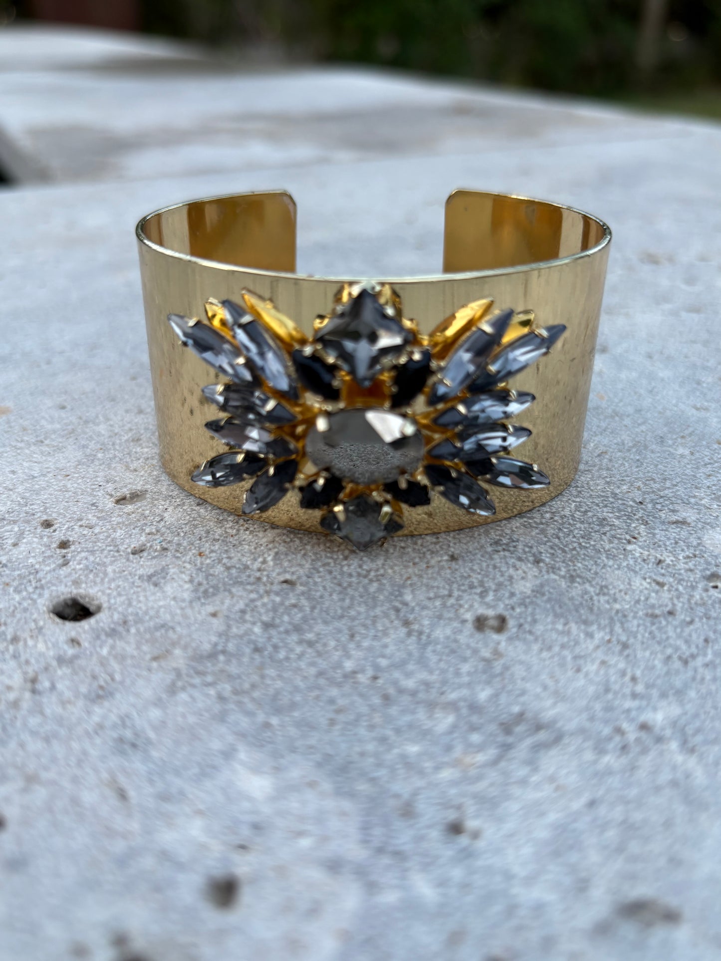 OTRAS. Pulsera dorada rígida