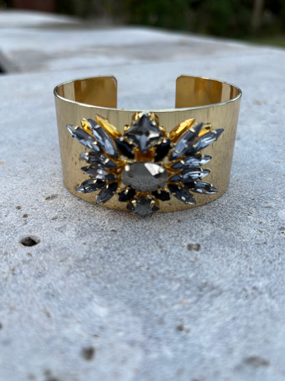 OTRAS. Pulsera dorada rígida