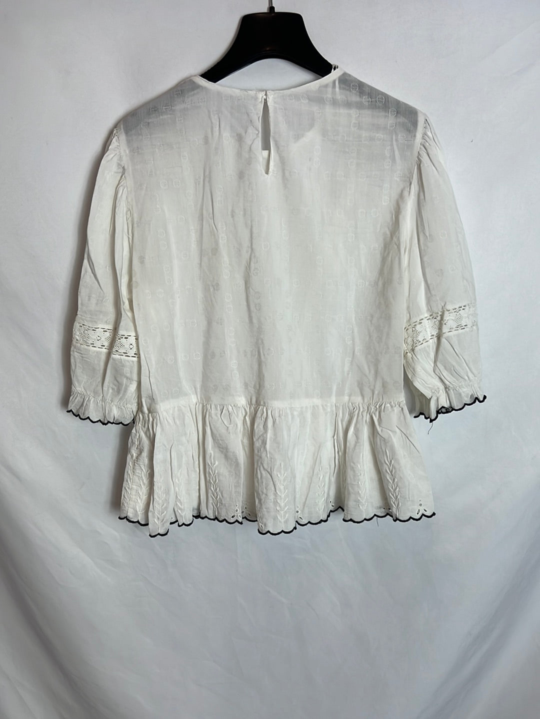 ZARA. Blusa blanca troquelada volantes T.s