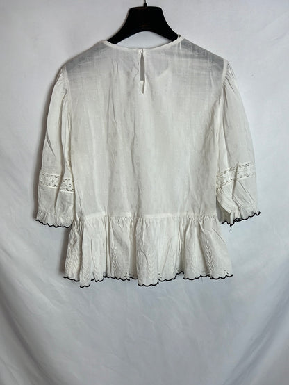 ZARA. Blusa blanca troquelada volantes T.s